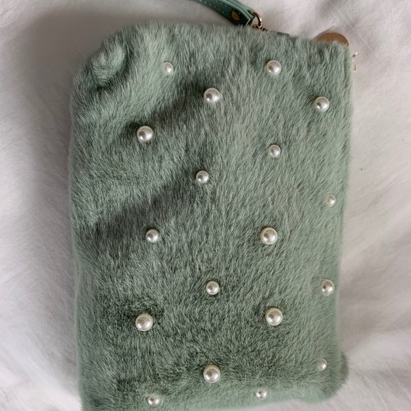 18 Piece Deluxe Ulta Samples + Wristlet - Picture 4 of 4